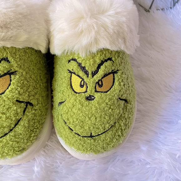 💚LAST ONE💚FINAL PRICE Grinch Slippers - Picture 5 of 10